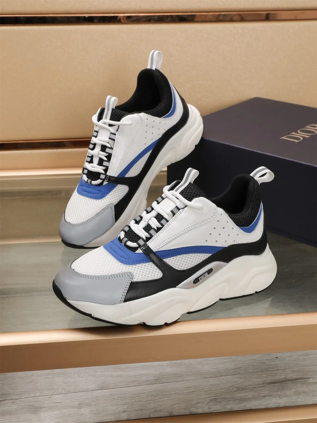 Men's shoes 💰P460💰【Dior】Dior✨ is online at the same time👏 This casual sneaker is a new product in the series and continues Di*r's classic style. The upper is made of original mesh and cow leather, with a two-color textured outsole, and the brand's iconic details on the rear collar and heel to enhance the style. Fashionable and versatile. Wear it with jeans or slacks for a casual look. Size: 38-44 (45 customized)